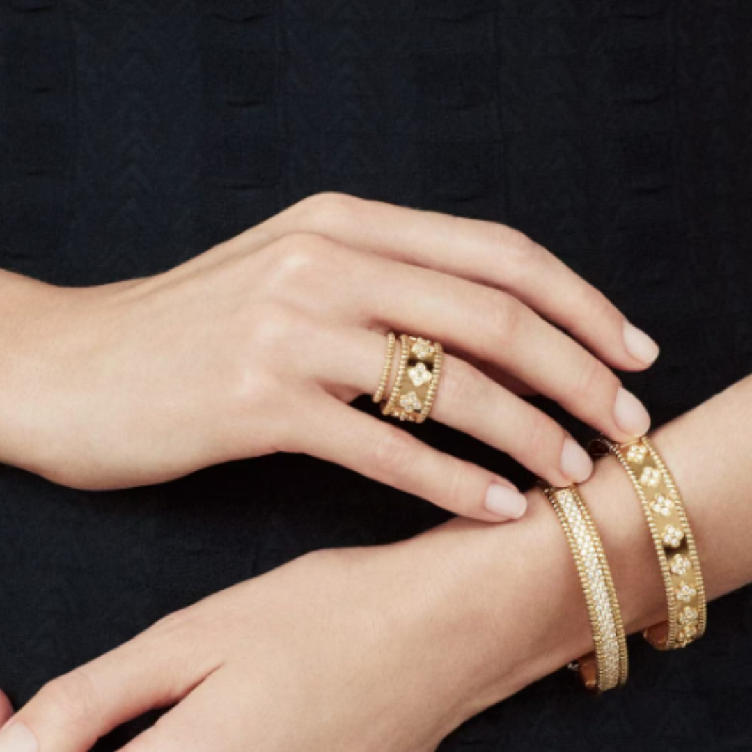 Bruce & Co Abby – Wide Clover Detail Band Ring