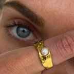 Bruce & Co Sista – Sculpted Pearl Detail Band Ring