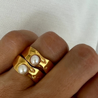 Bruce & Co Sista – Sculpted Pearl Detail Band Ring