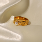 Bruce & Co Sista – Sculpted Pearl Detail Band Ring