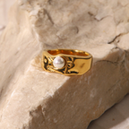 Bruce & Co Sista – Sculpted Pearl Detail Band Ring
