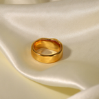 Bruce & Co Sista – Sculpted Pearl Detail Band Ring