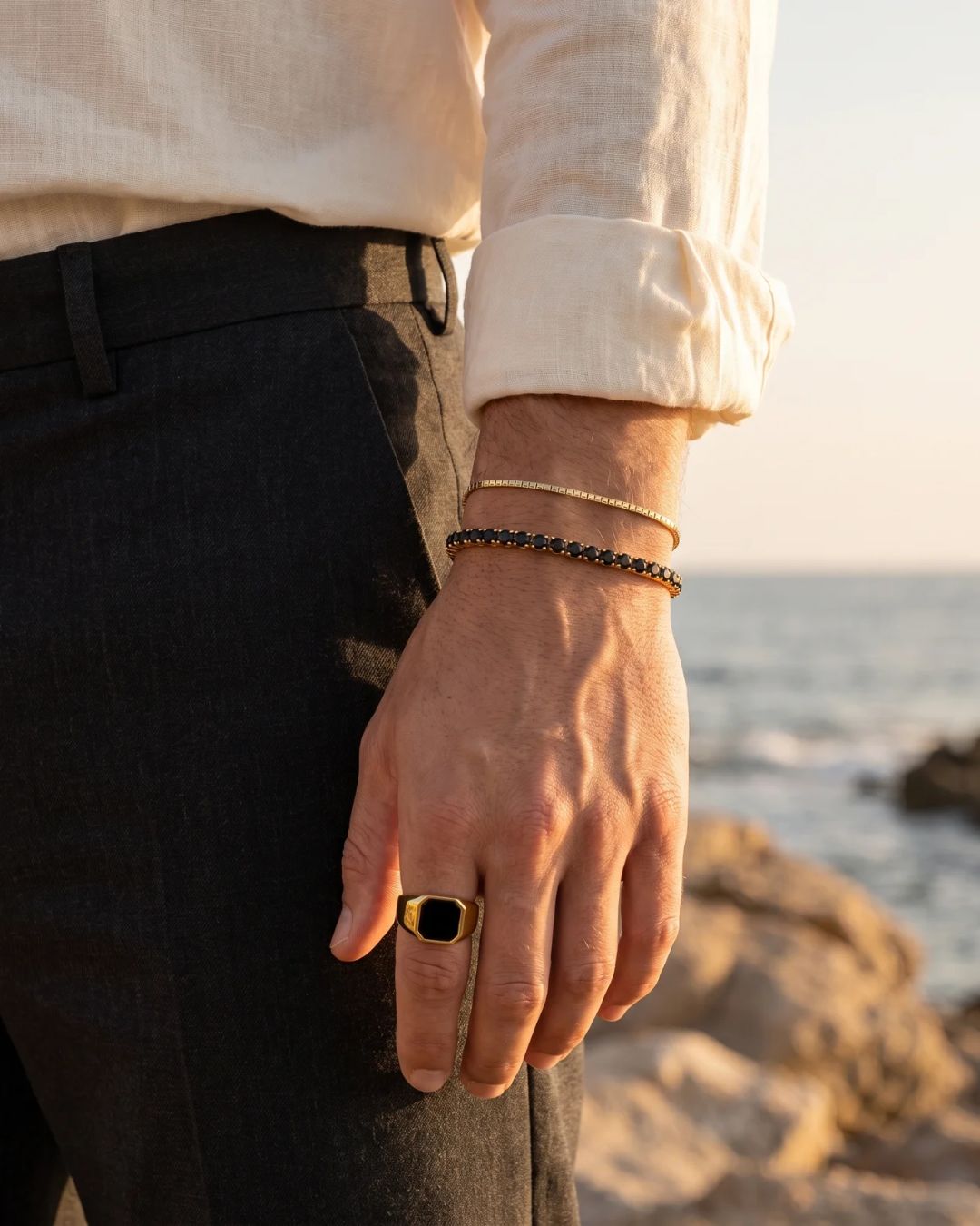 Bruce & Co Men’s Black Inlay Signet Ring, Gold-Plated Steel, US 7–13