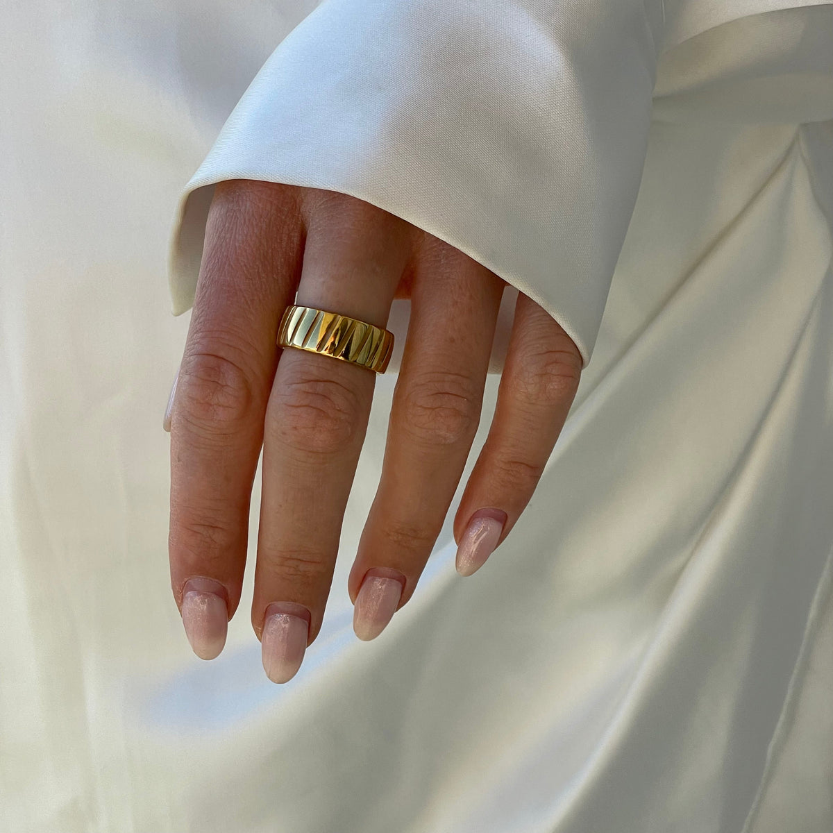 Bruce & Co Bold – Wide Ribbed Band Ring
