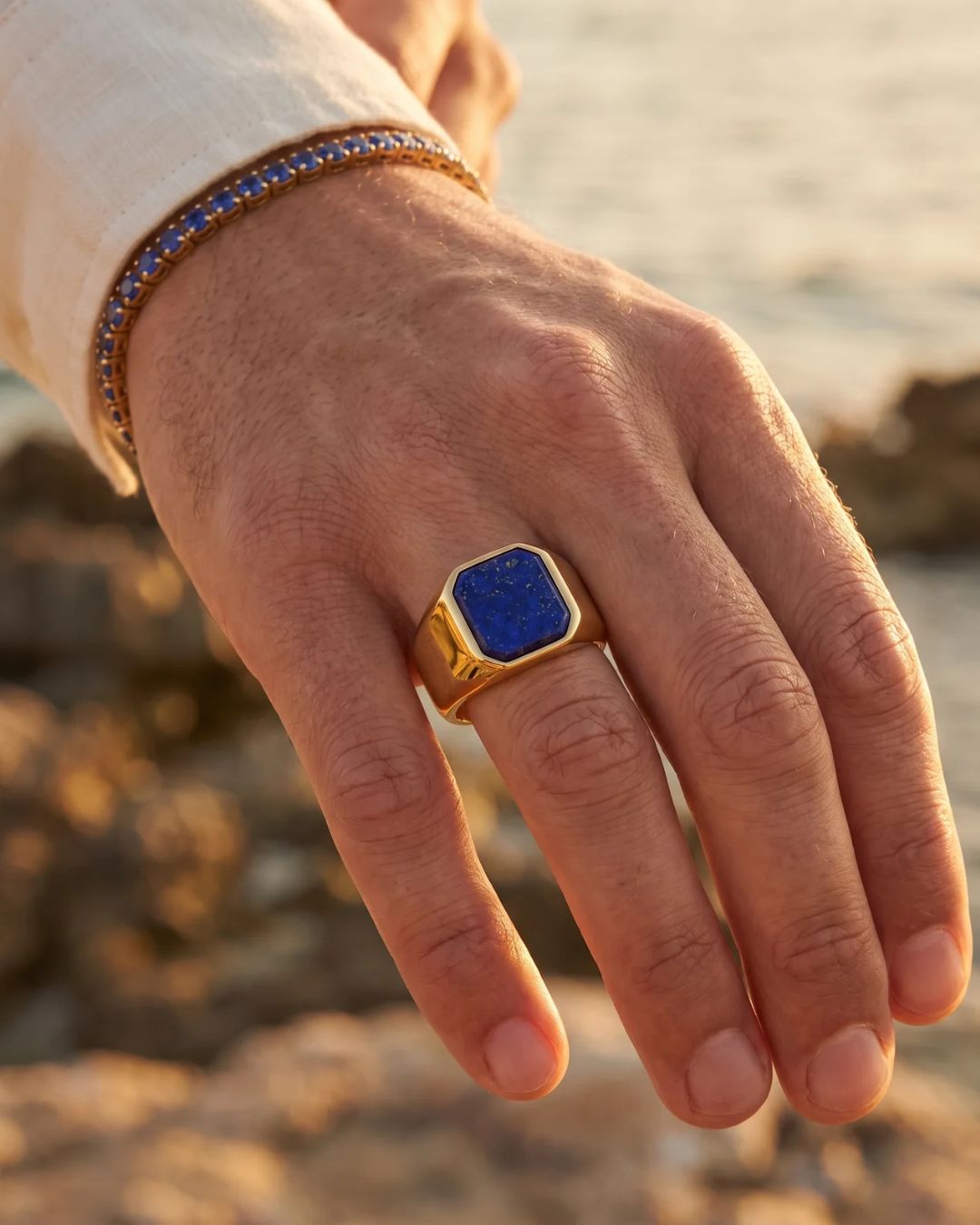 Bruce & Co Men’s Blue Inlay Signet Ring, Gold-Plated Steel, US 7–13