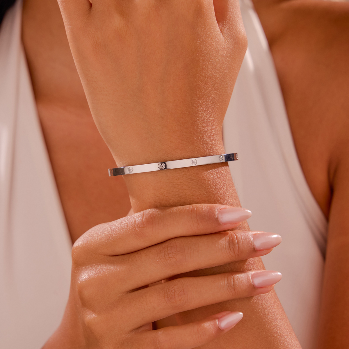 Bruce & Co Love Refined – Slim Screw Detail Bangle