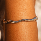 Bruce & Co Cala – Wave Open Cuff Bracelet, 54 × 60 mm