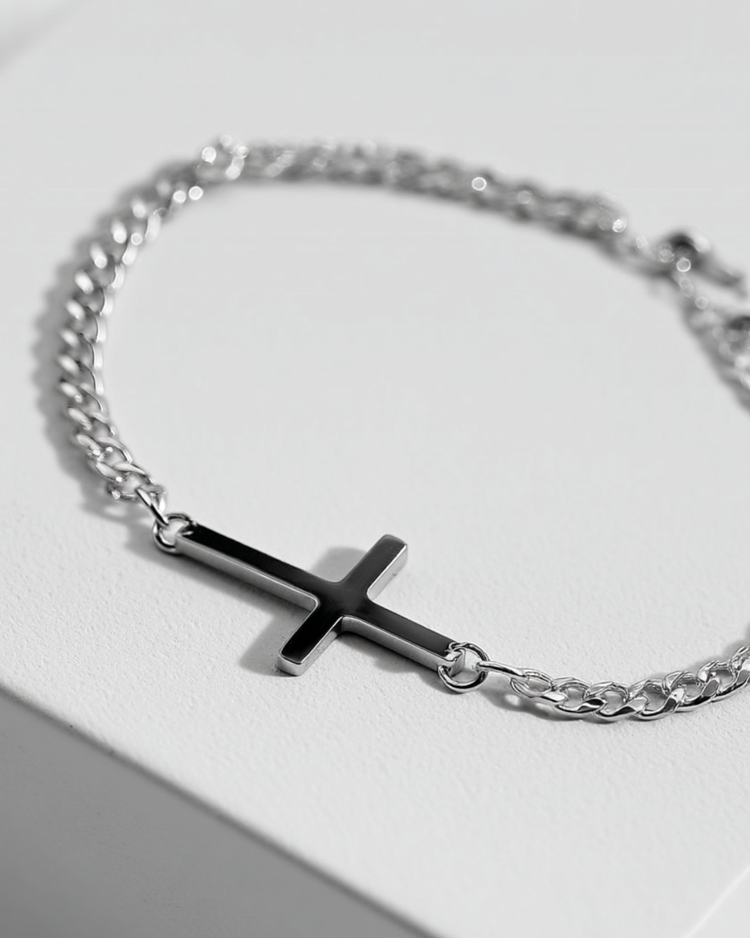Bruce & Co Men’s Cuban Chain Cross Bracelet, 3 mm, Platinum-Plated Steel