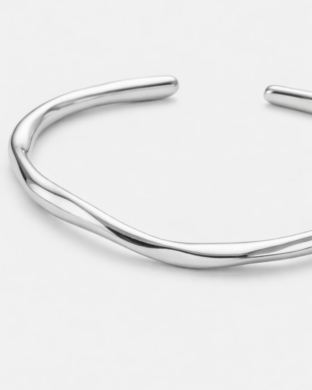 Bruce & Co Vérité – Twist Cuff Bracelet, Polished Silver-Tone