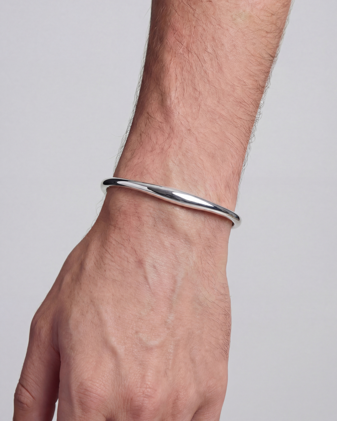 Bruce & Co Men’s Slim Wave Adjustable Open Cuff Bracelet, Silver-Plated