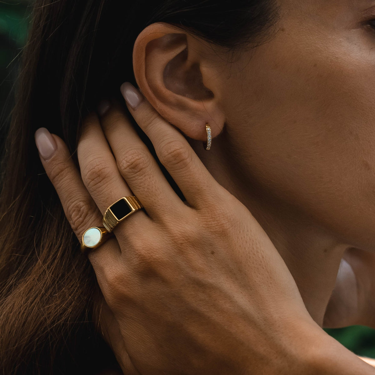 Bruce & Co Kaya – Black Onyx Ribbed Signet Ring