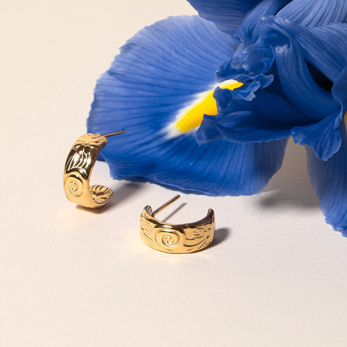 Bruce & Co Bloom – Engraved Floral Half-Hoop Stud Earrings