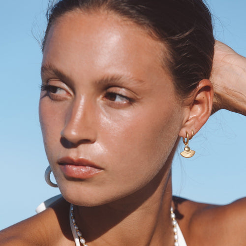 Bruce & Co Boho – Fan Charm Hoop Earrings, 17 mm