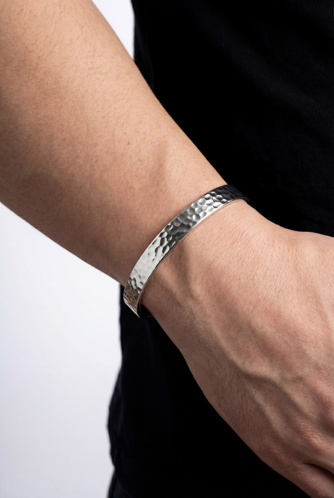 Bruce & Co Costa Bruta – Men’s Hammered Stainless Steel Cuff Bracelet, 6 mm