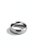 Bruce & Co Men’s Hammered Tungsten Carbide Band Ring, 6 mm