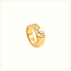 Bruce & Co Sista – Sculpted Pearl Detail Band Ring