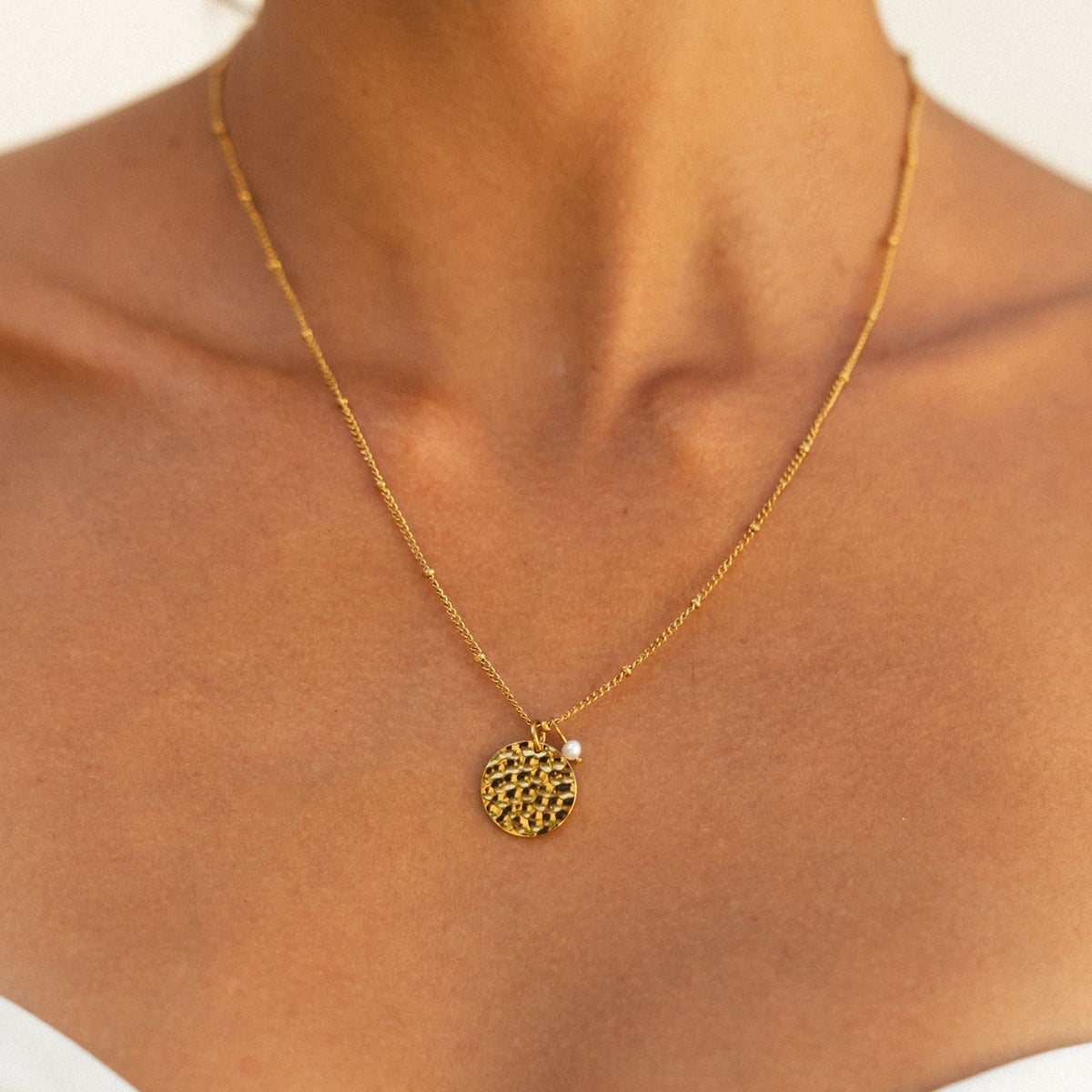 Bruce & Co Island – Hammered Coin Pendant Necklace, 15 mm