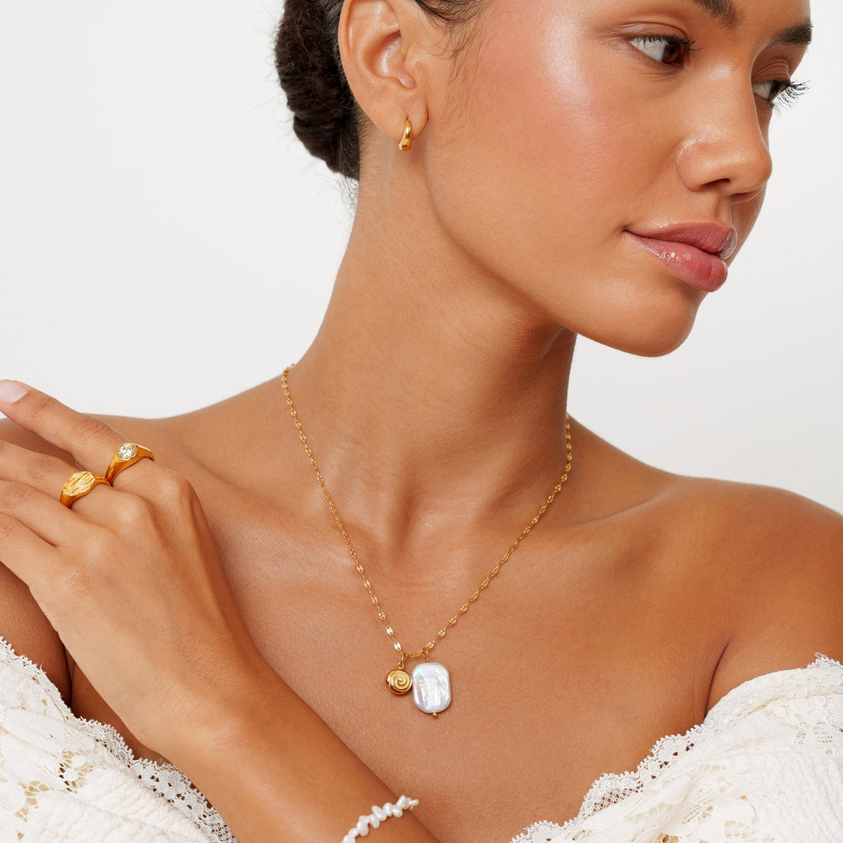 Bruce & Co Seashell Cove – Pearl and Spiral Shell Pendant Necklace