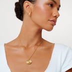Bruce & Co Nalu – Spiral Disc Pendant Necklace, 19 mm, Gold PVD Steel