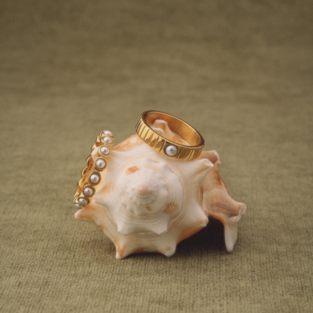 Bruce & Co Moana – Shell Pearl Grooved Band Ring