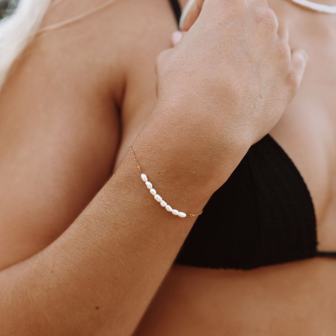 Bruce & Co Mini Pearl Chain Bracelet, 15–18 cm, Gold PVD Steel