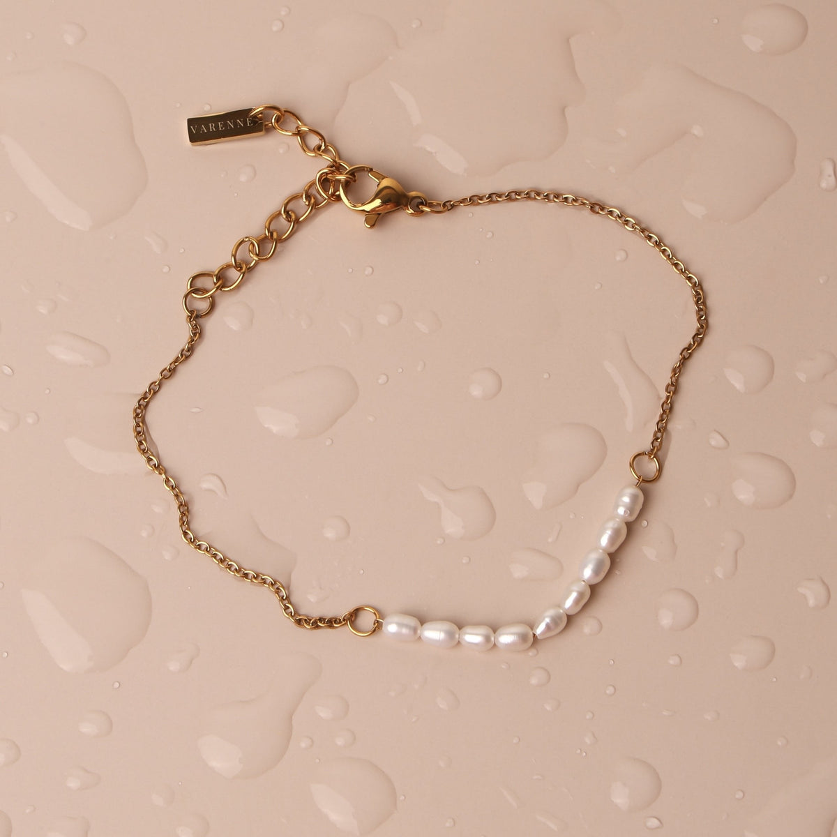Bruce & Co Mini Pearl Chain Bracelet, 15–18 cm, Gold PVD Steel