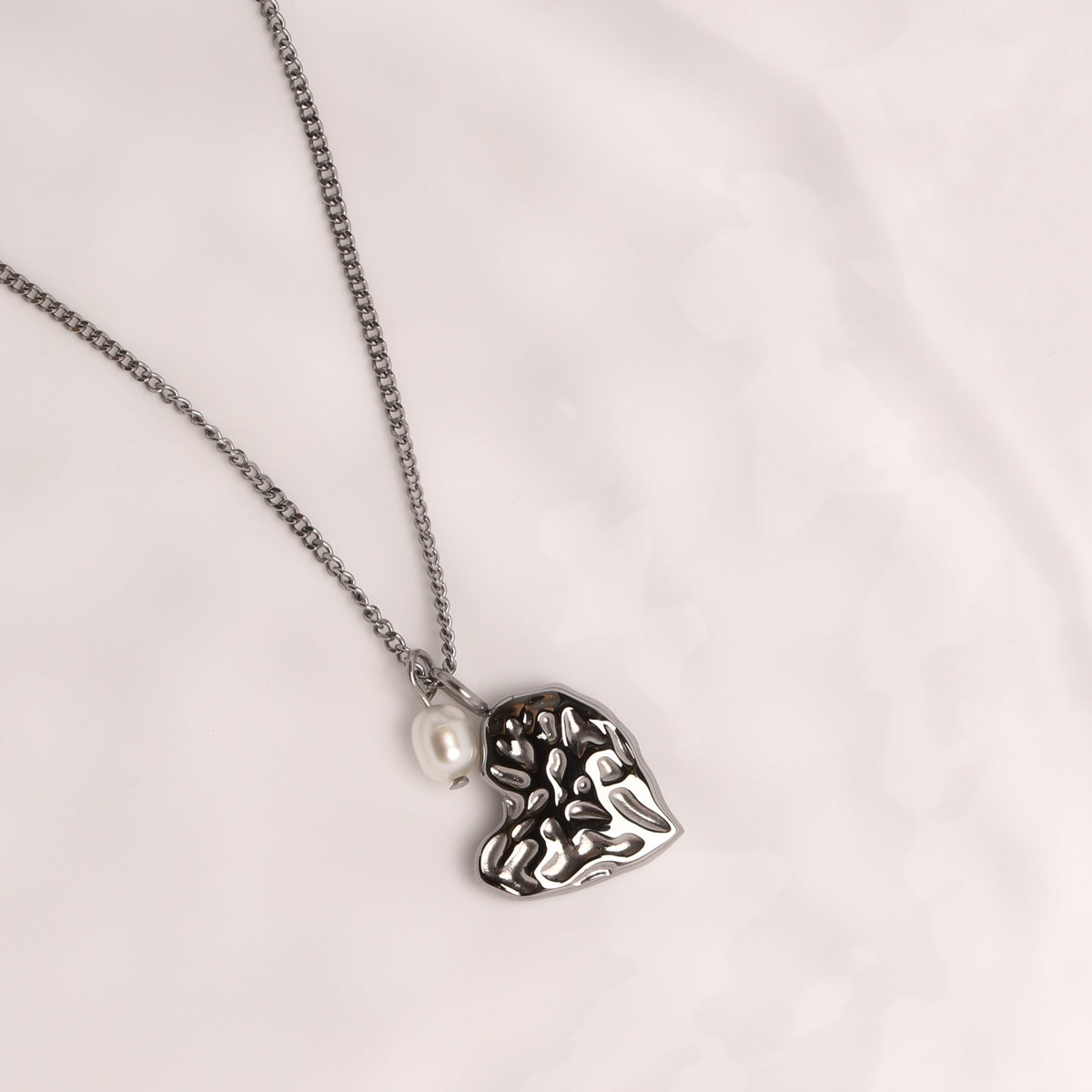Bruce & Co Valentine – Textured Heart and Pearl Necklace