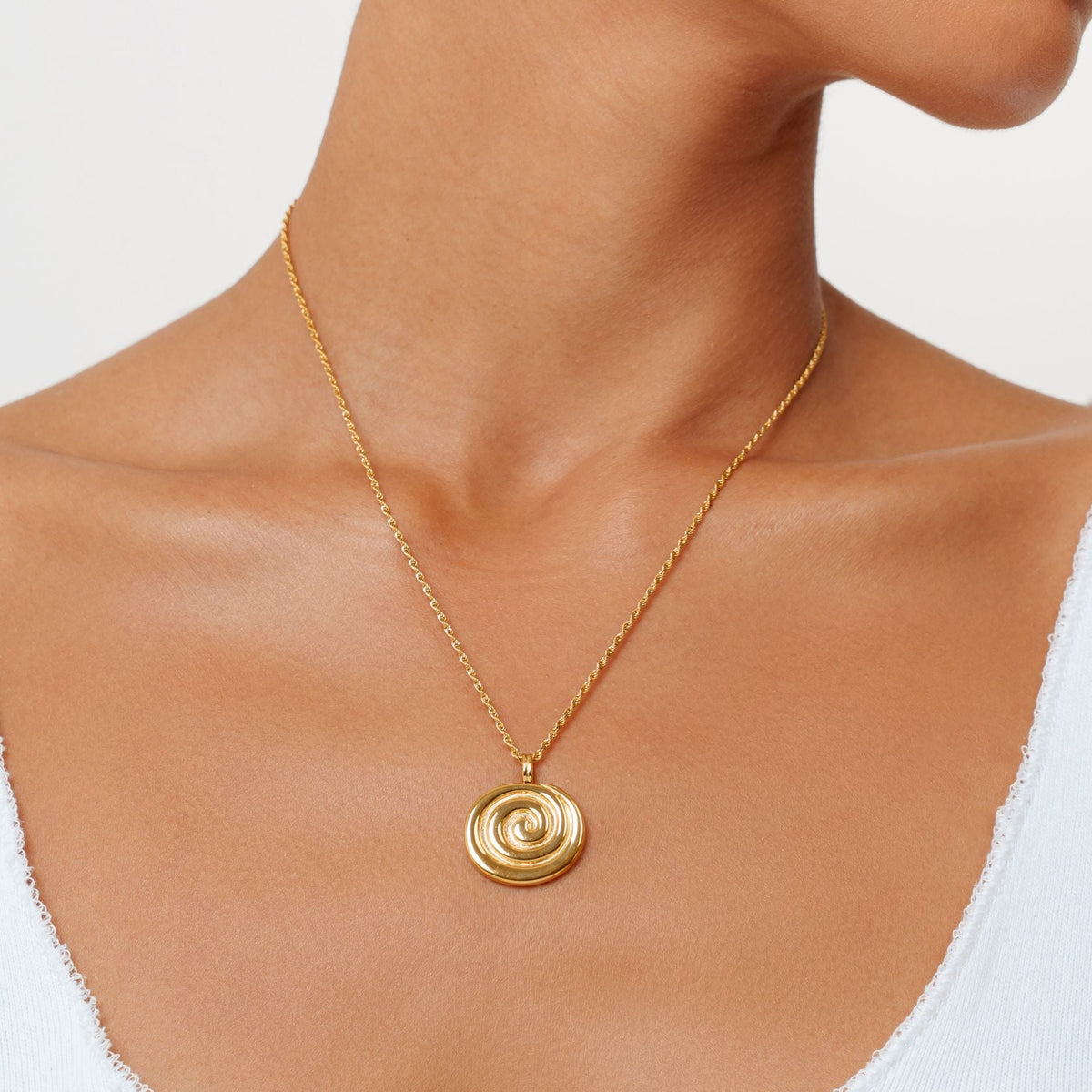 Bruce & Co Nalu – Spiral Disc Pendant Necklace, 19 mm, Gold PVD Steel